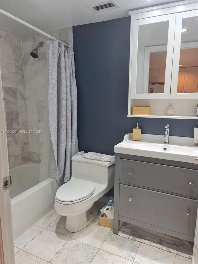 Building Photo - 999 Brickell Bay Dr