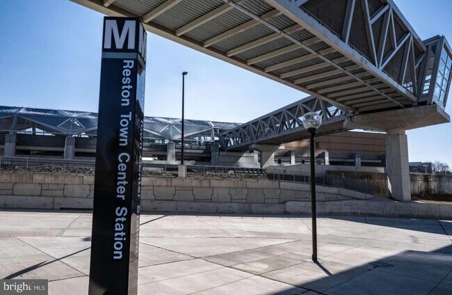 Building Photo - 1701 Lake Shore Crest Dr