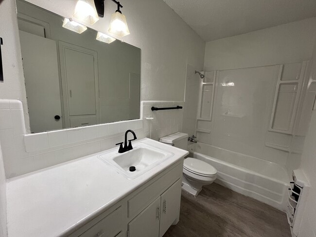 Building Photo - 705 47th St