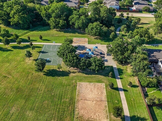 Building Photo - 8212 Canoe Ridge Ln
