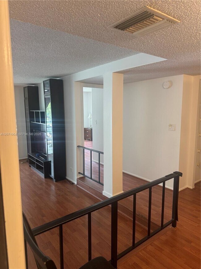 Building Photo - 3740 Inverrary Dr