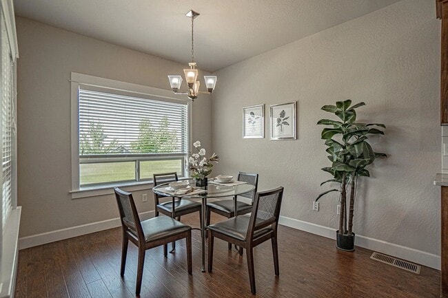 Building Photo - 3 Bedroom townhouse with stunning Ashland views! | Available Now