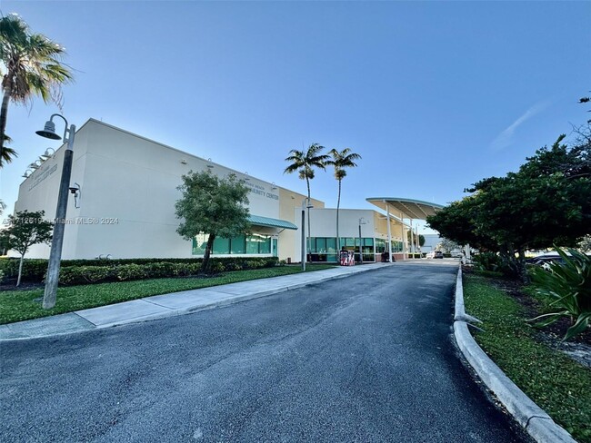 Building Photo - 3051 S Palm Aire Dr