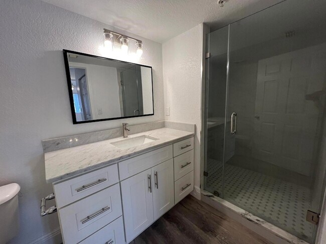 Building Photo - 191 SW Palm Dr