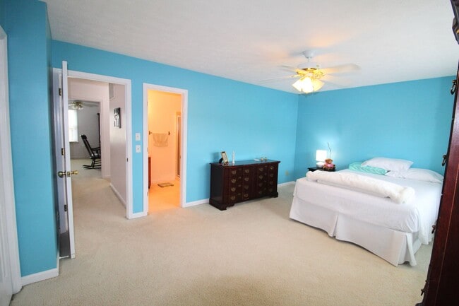Building Photo - Charming 3-Bedroom Townhome for Rent with ...