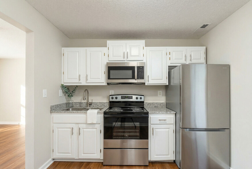 Building Photo - Axis on Roan