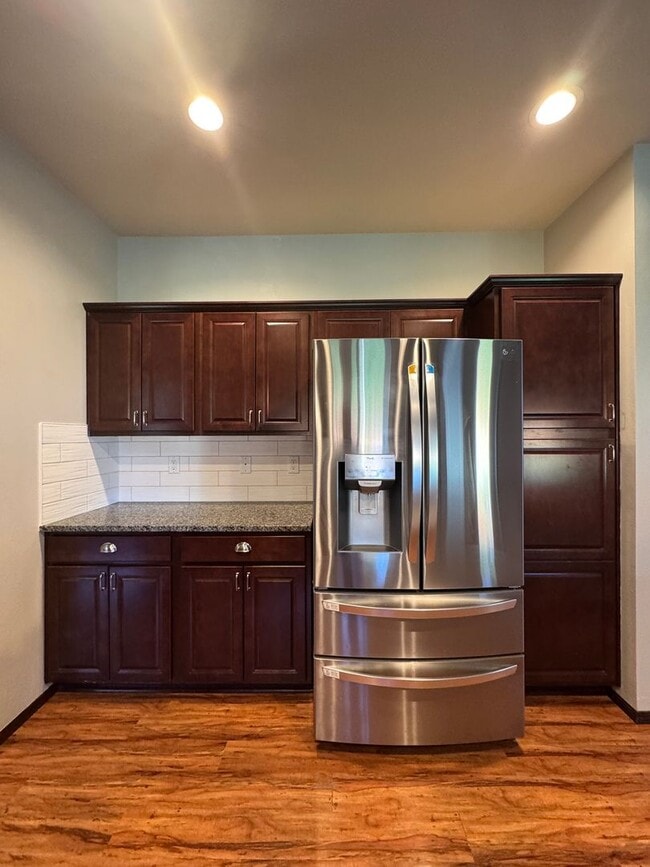 Building Photo - Spacious 5-Bedroom Home with Bonus Living ...