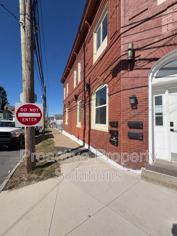 Building Photo - 730 N Main St
