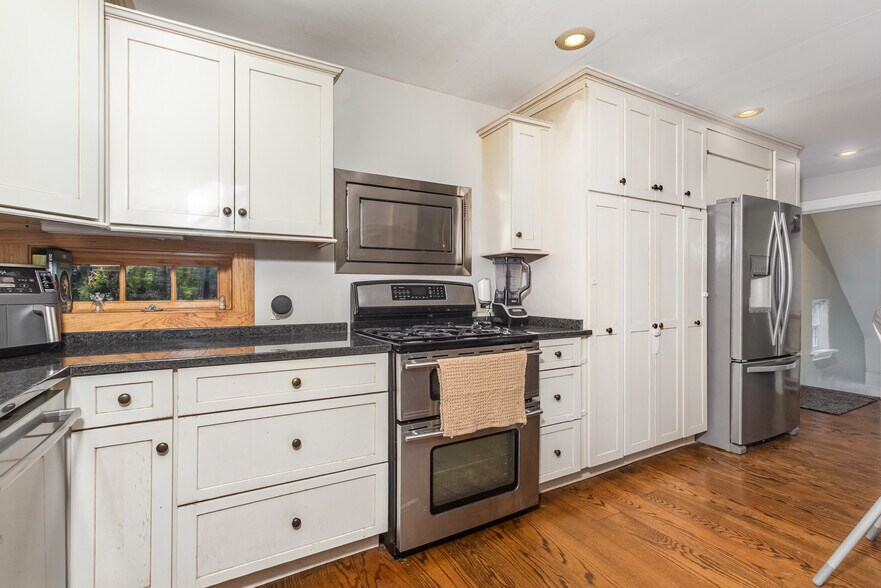 Building Photo - 6512 Park Ln