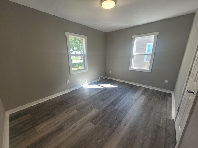 Building Photo - Recently Renovated 2 Bedroom, 1 Bathroom H...