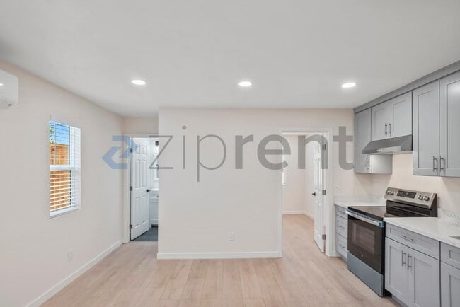 Building Photo - Unit A