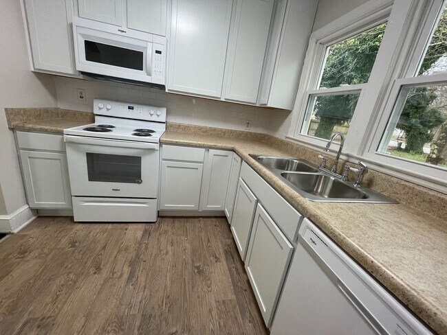 Building Photo - Renovated 2 BR Convenient to Battleground