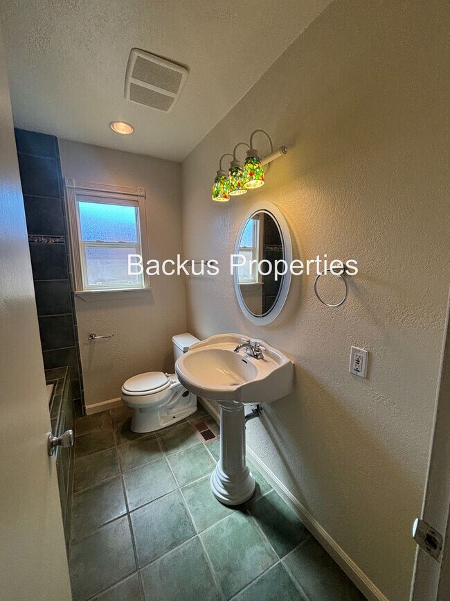 Building Photo - 209 La Mesa Dr