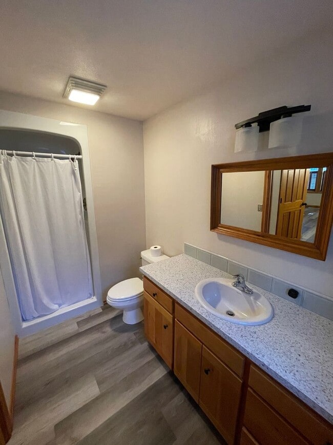 Building Photo - Beautifully updated 2 bedroom 2 bath house!