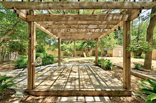 Building Photo - 9403 Longvale Dr
