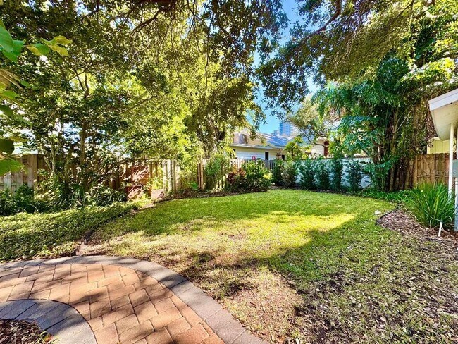 Building Photo - 3112 W Palmira Ave