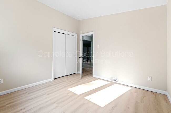 Building Photo - 1139 Lakeview Ave