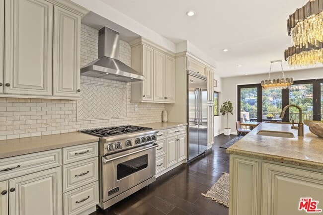 Building Photo - 5940 Manola Way