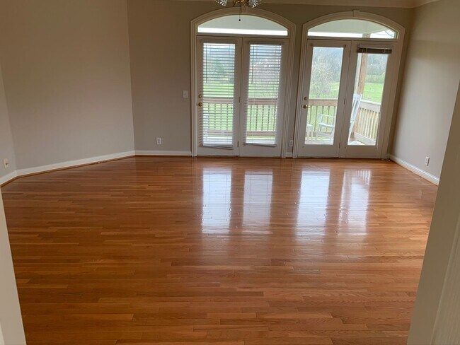 Building Photo - 5000 Square Feet on 7 Acres in Heart of Franklin