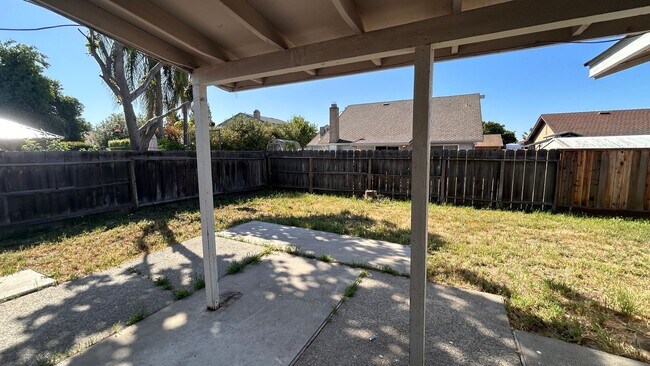 Building Photo - 738 Evergreen Way