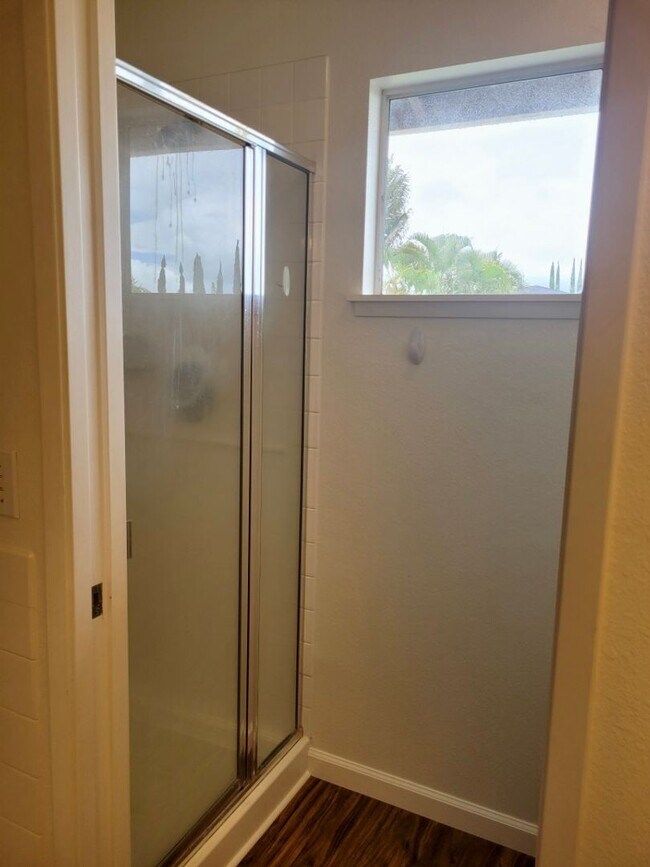 Building Photo - For Rent | 4 Bedroom, 3 Bathroom house with 2 Car Garage