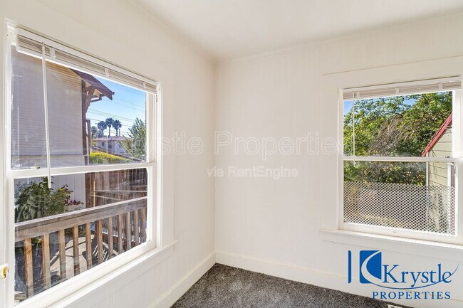 Building Photo - 547 Porter St