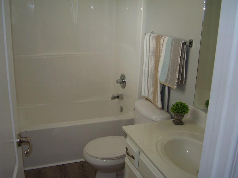 Building Photo - 2528 New Holland Cir