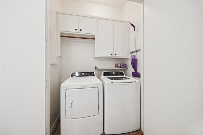 Building Photo - 5313 Lillian St