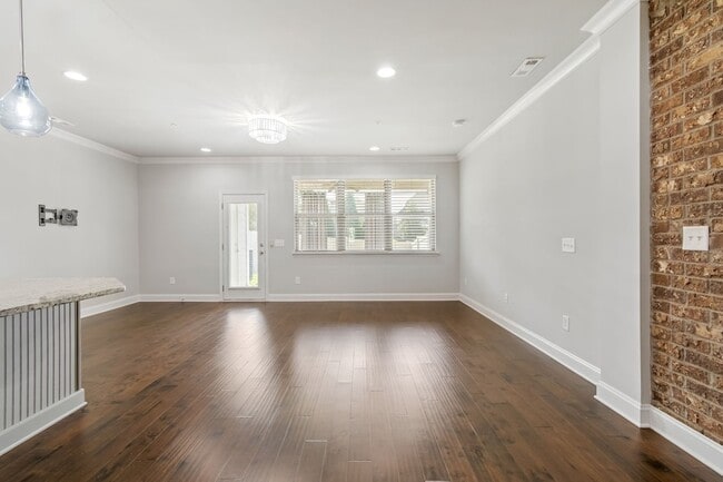 Building Photo - 1444 Channing Dr