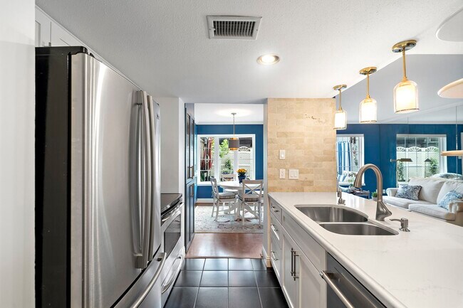 Building Photo - 8944 Chatsworth Dr