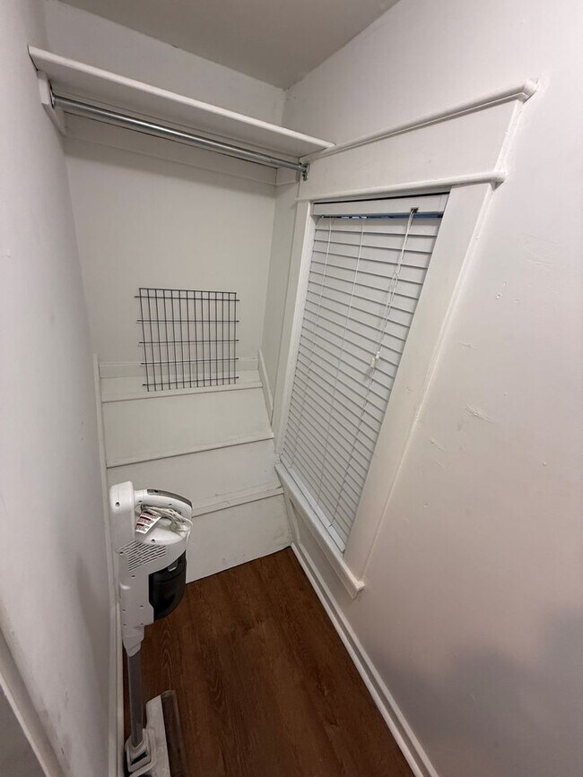 Building Photo - 1515 1/2 S Carson Ave