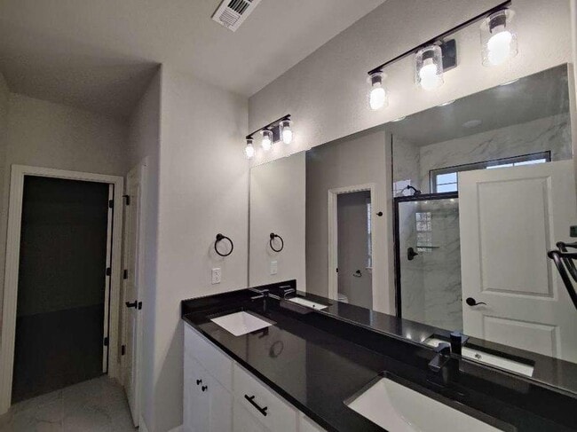 Building Photo - 19 Ventnor Cir