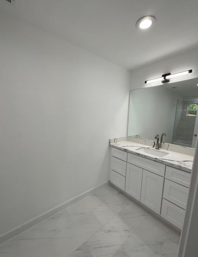 Building Photo - 5202 Northridge Dr