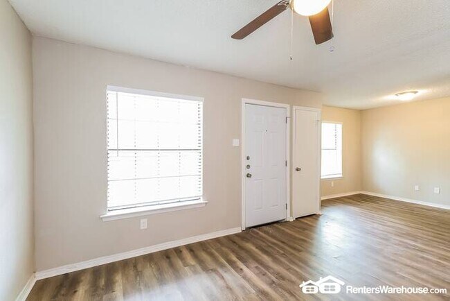Building Photo - Newly renovated spacious 4 bed/2 bath, wit...