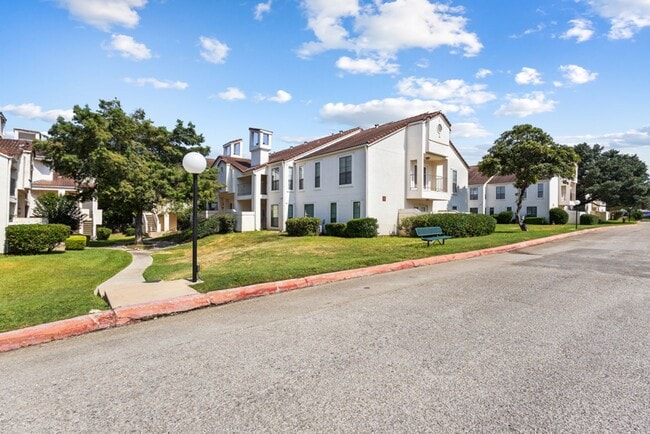 Building Photo - 2255 Thousand Oaks Dr