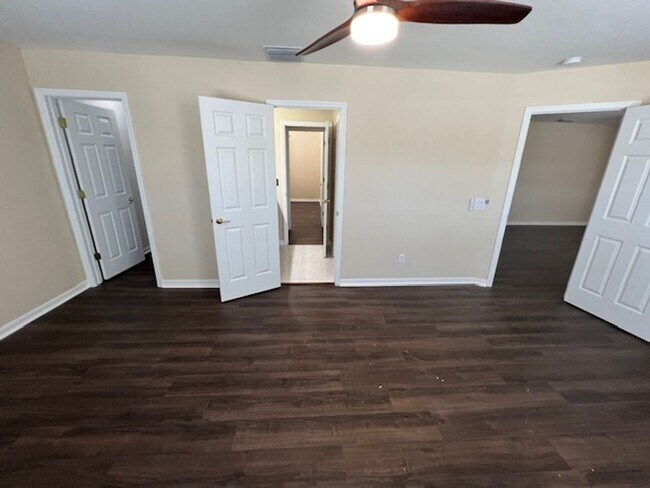 Building Photo - Country Chase