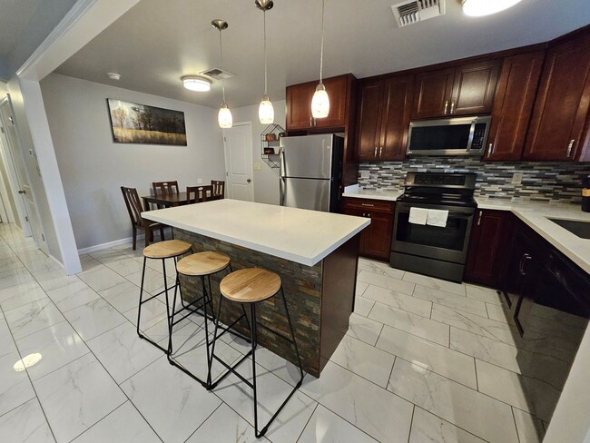 Building Photo - Fully Furnished 3 bedroom North Kihei Home