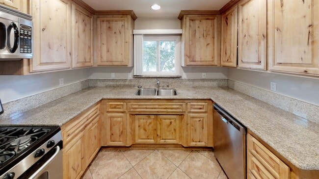 Building Photo - HUGE House!! CLOSEST to Campus! (Lease out, pending signatures. Check back in a few days!)