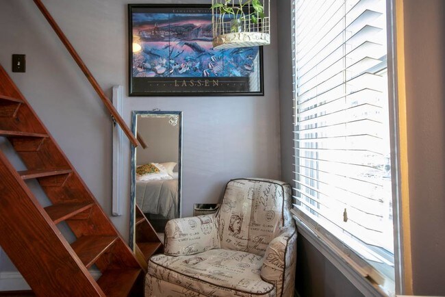 Building Photo - 730 6th St NE