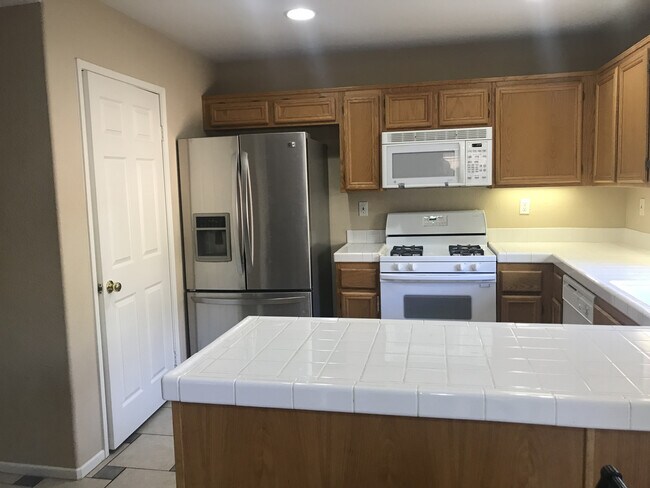 Building Photo - ***Move in Special $1000*** Oceanside Great Location 3 Bedroom Home!