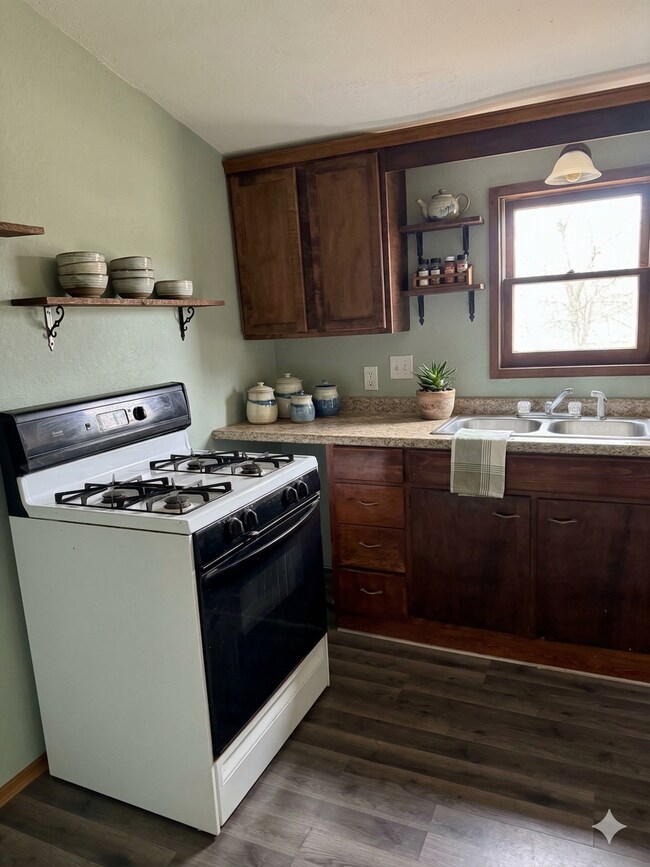 Building Photo - Renovated 2BR House | Storage Shop Included | All Animals Welcome | El Dorado Springs MO