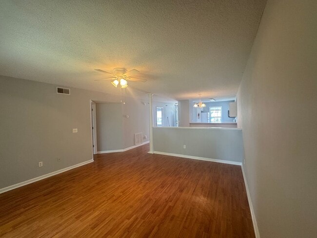 Building Photo - ~~HORTON PLACE ~~ FIRST FLOOR CONDO ~~