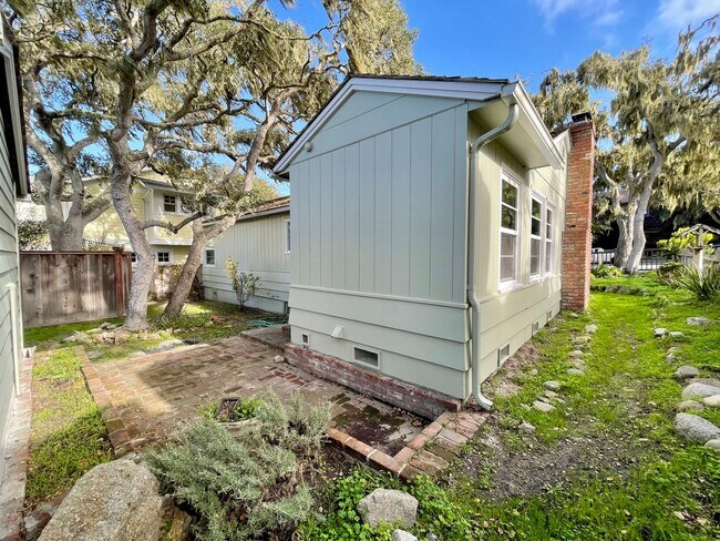 Building Photo - Adorable Two-Bedroom in the Hillcrest Area of Pacific Grove!