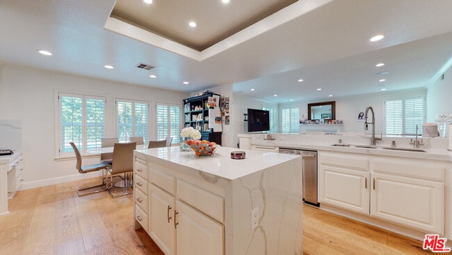 Building Photo - 4950 Densmore Ave