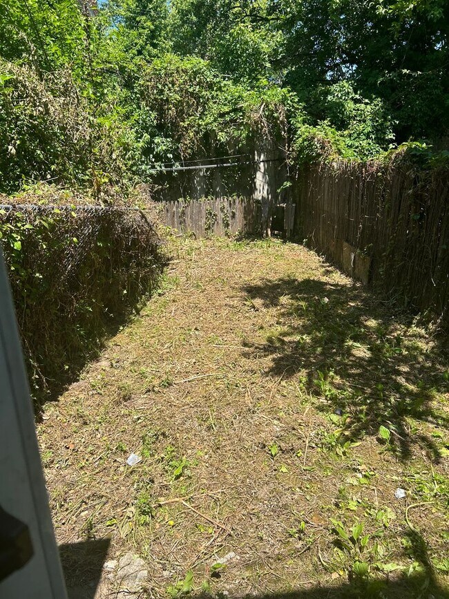 Building Photo - Germantown 2BR w/porch and yard