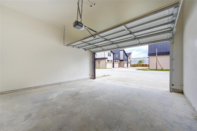 Building Photo - 13103 Honey Suckle Ridge Ln