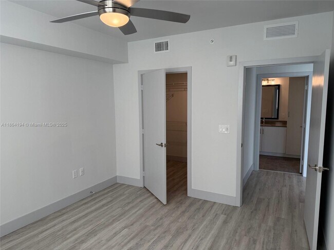 Building Photo - 9000 Ramblewood Dr