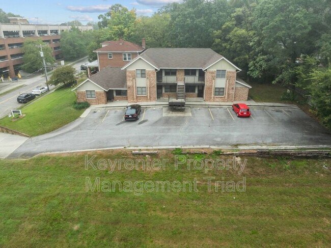 Building Photo - 211 McIver St