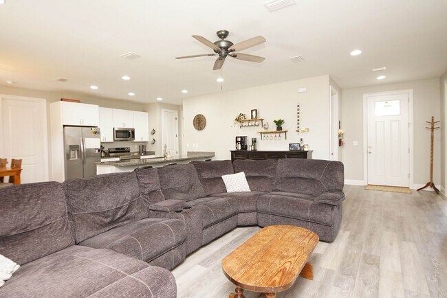 Building Photo - Newer Home in Valparaiso