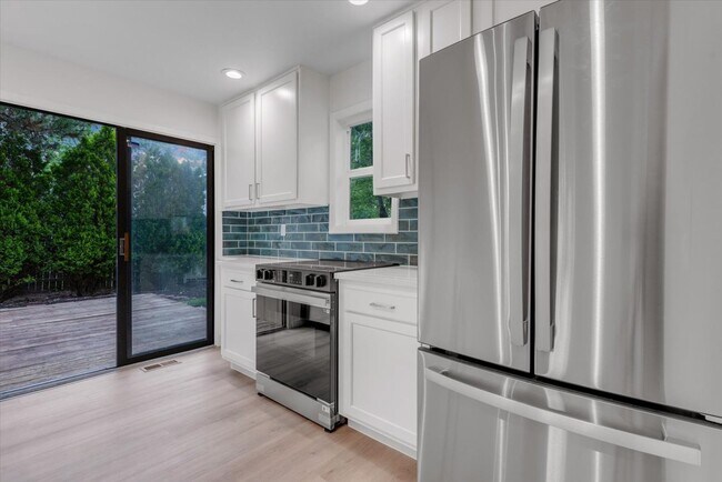 Building Photo - Beautifully updated 4-bed, 3-bath home in ...